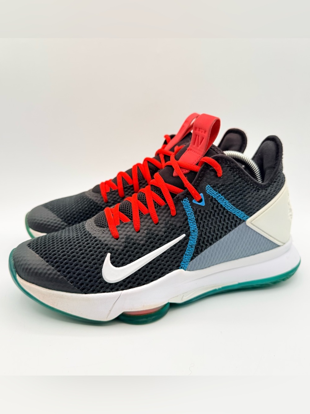 Nike LeBron Witness 4 Red Carpet BV7427-005 Men’s Size 9 Basketball Shoes